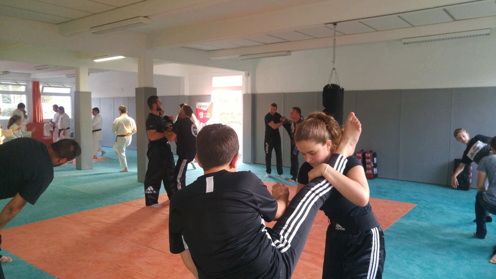 La Boxe Full Contact est un sport, issu des différents sports de combats et  Arts Martiaux , appartenant aux formes de boxes pieds-poings nées aux  États-Unis